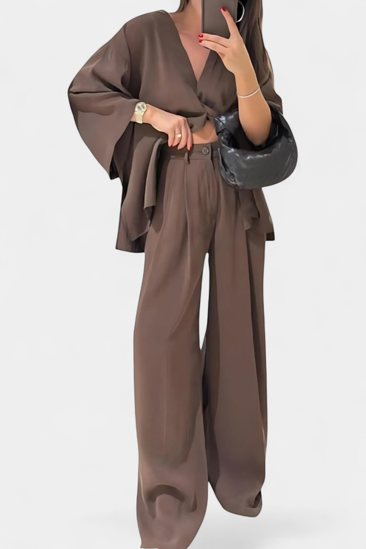 Eli Oversize komplektas su V formos kaklo topu ir tiesiomis kelnėmis